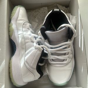 Jordan 11, white & Carolina blue size 4 in kids
